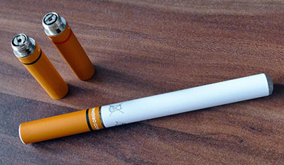 ¿Está permitido llevar un cigarrillo eléctrico en el equipaje de mano del avión?