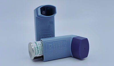 ¿Está permitido llevar un inhalador en el equipaje de mano del avión?