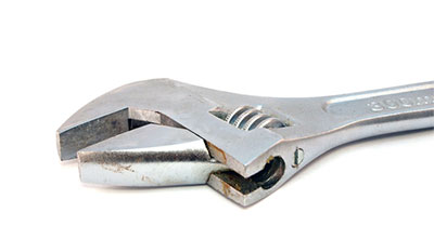 ¿Está permitido llevar una llave inglesa en el equipaje de mano del avión?