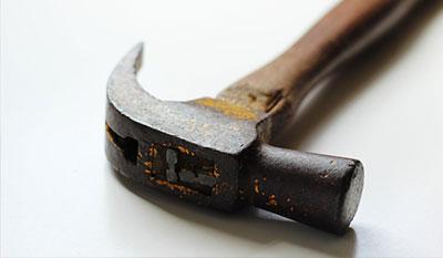 ¿Está permitido llevar un martillo en el equipaje de mano del avión?