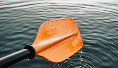 ¿Está permitido llevar un remo en el equipaje de mano del avión?